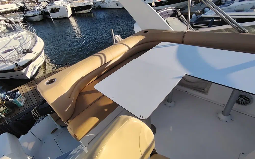 slider 4 Cruisers Yachts 3585 Flybridge