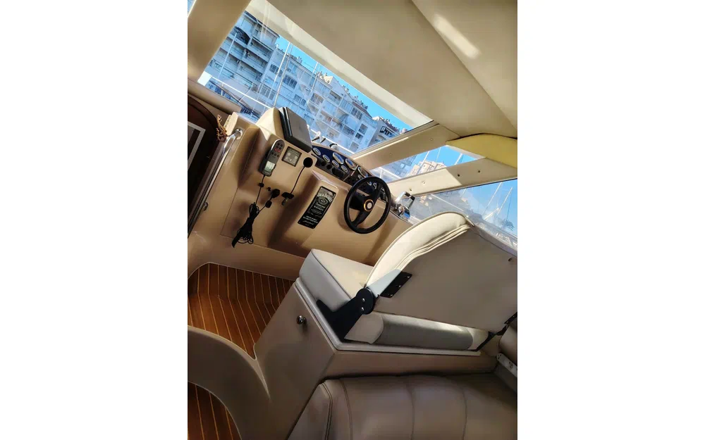 slider 8 Cruisers Yachts 3585 Flybridge