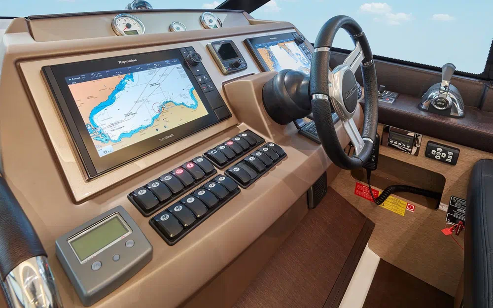 slider 6 Prestige Yachts 500 Fly