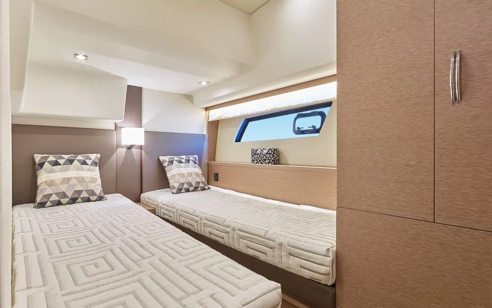 slider 10 Prestige Yachts 500 Fly