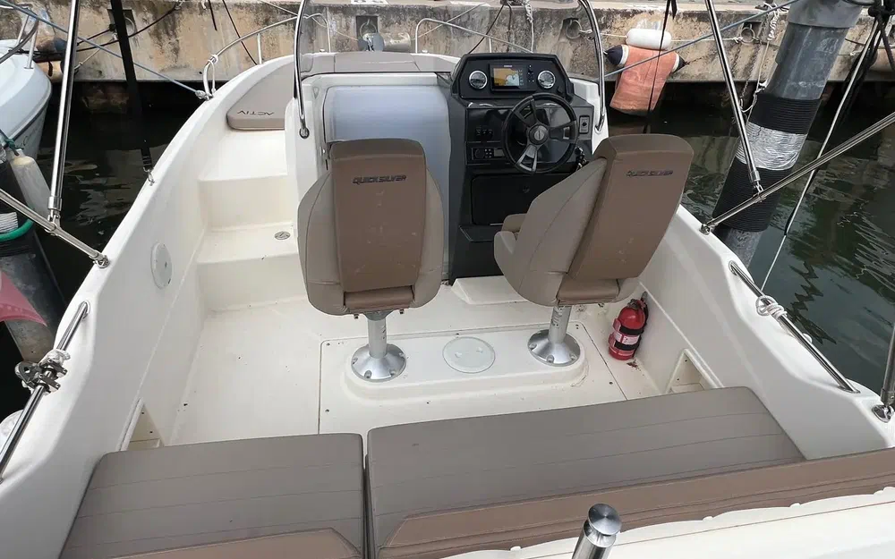 slider 9 Quicksilver 605 Sundeck