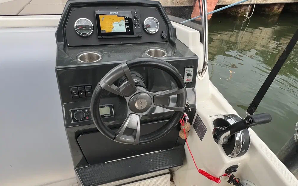 slider 12 Quicksilver 605 Sundeck
