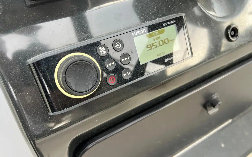 slider 6 Quicksilver 605 Sundeck
