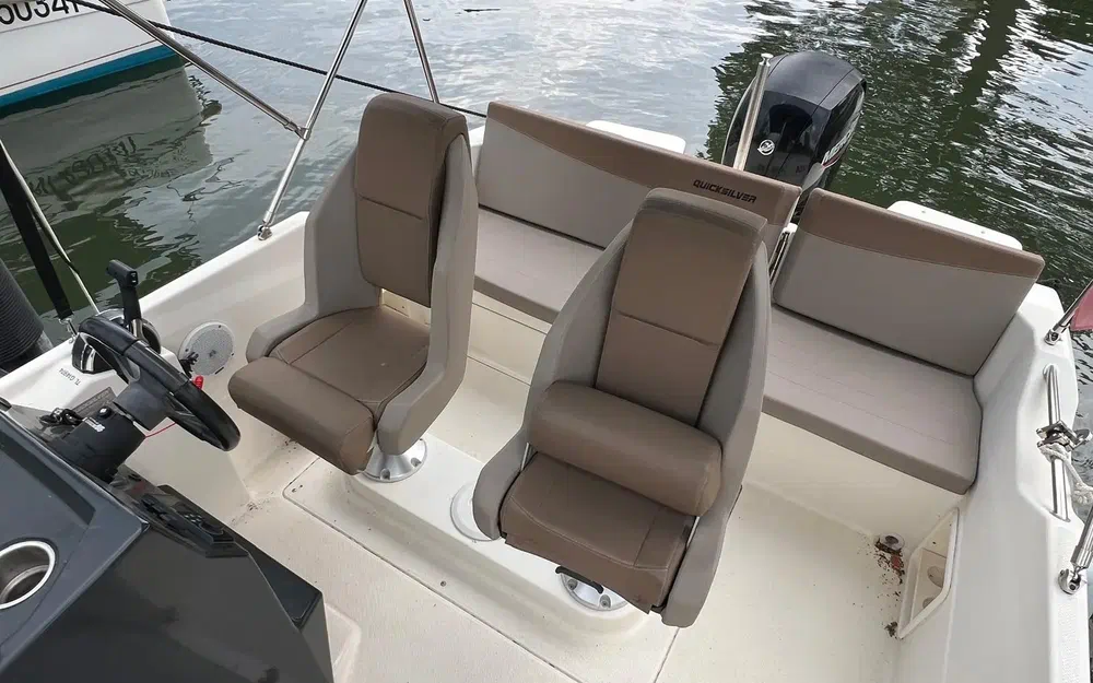 slider 8 Quicksilver 605 Sundeck
