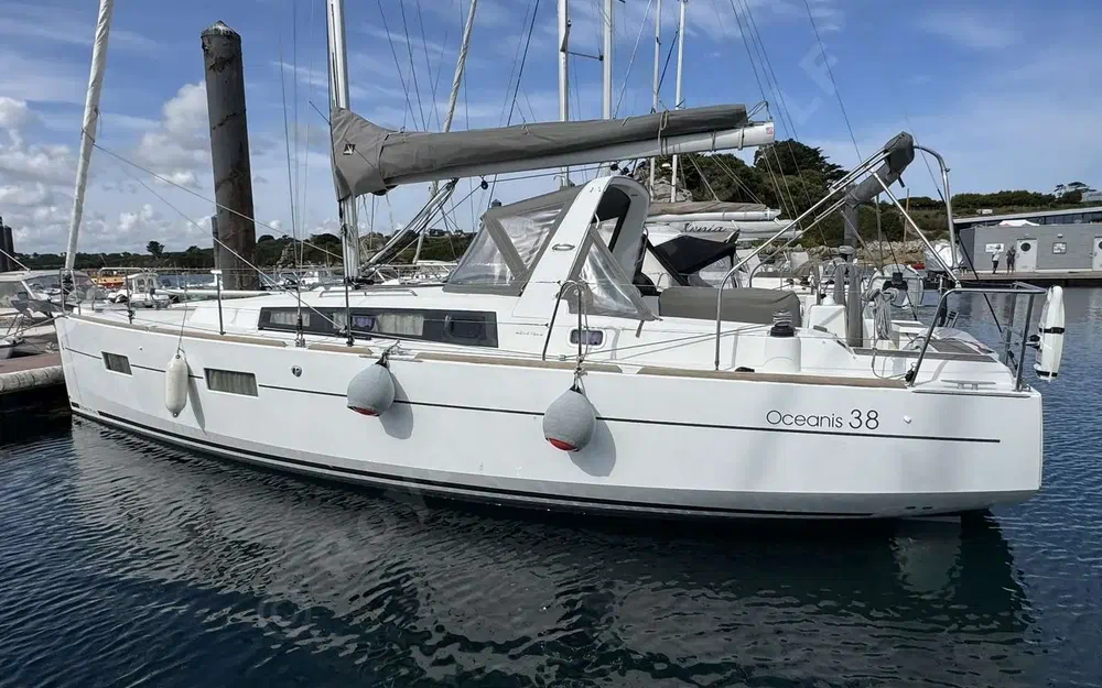 slider 1 Beneteau Oceanis 38