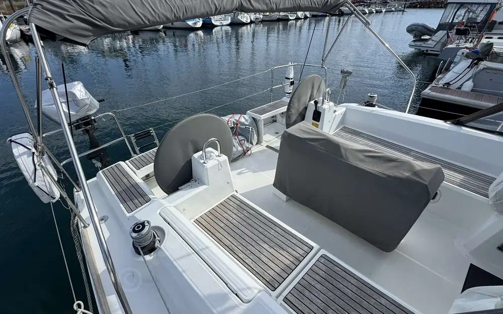 slider 4 Beneteau Oceanis 38