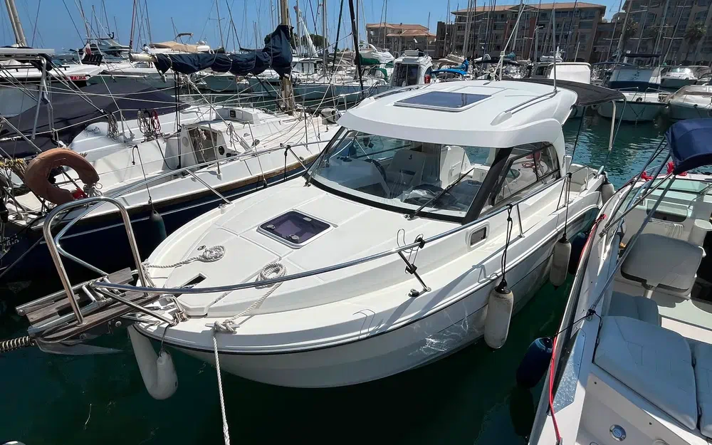 slider 0 Beneteau Antares 8 OB