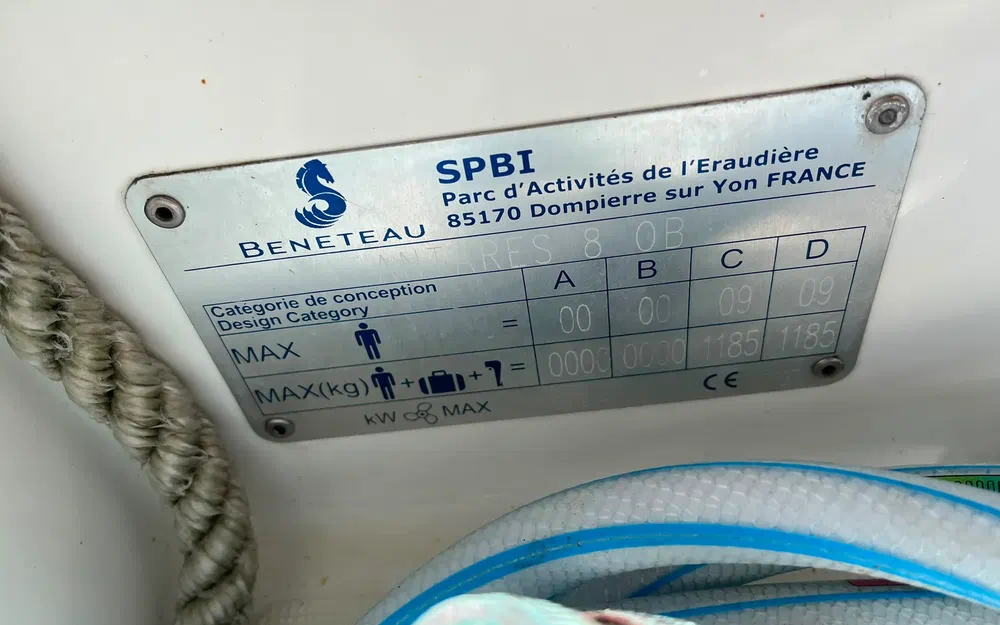 slider 42 Beneteau Antares 8 OB