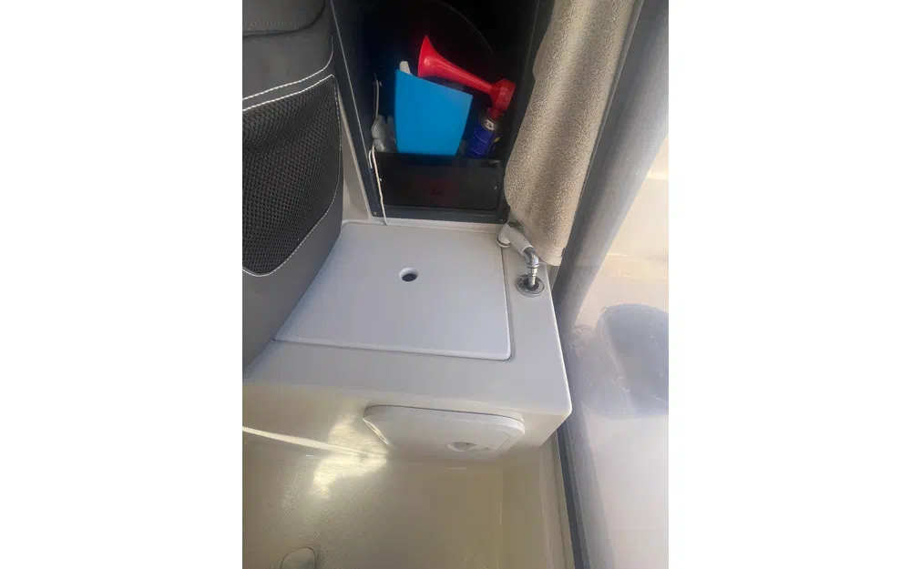 slider 8 Parker 660 Pilothouse