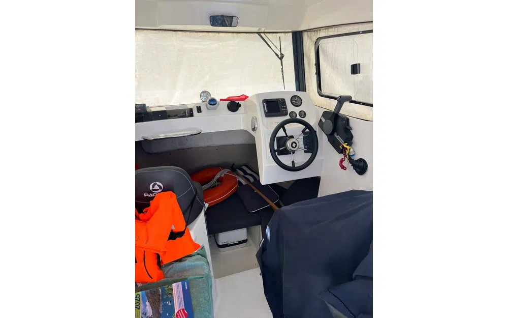 slider 4 Parker 660 Pilothouse