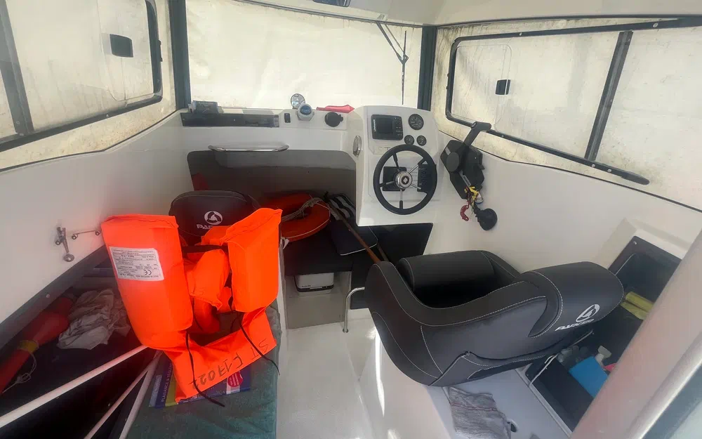slider 5 Parker 660 Pilothouse