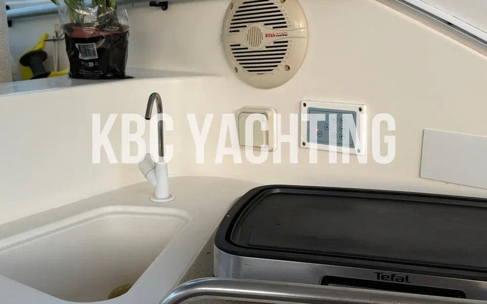 slider 9 Cruisers Yachts 440 Express