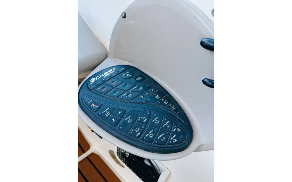 slider 11 Cruisers Yachts 440 Express