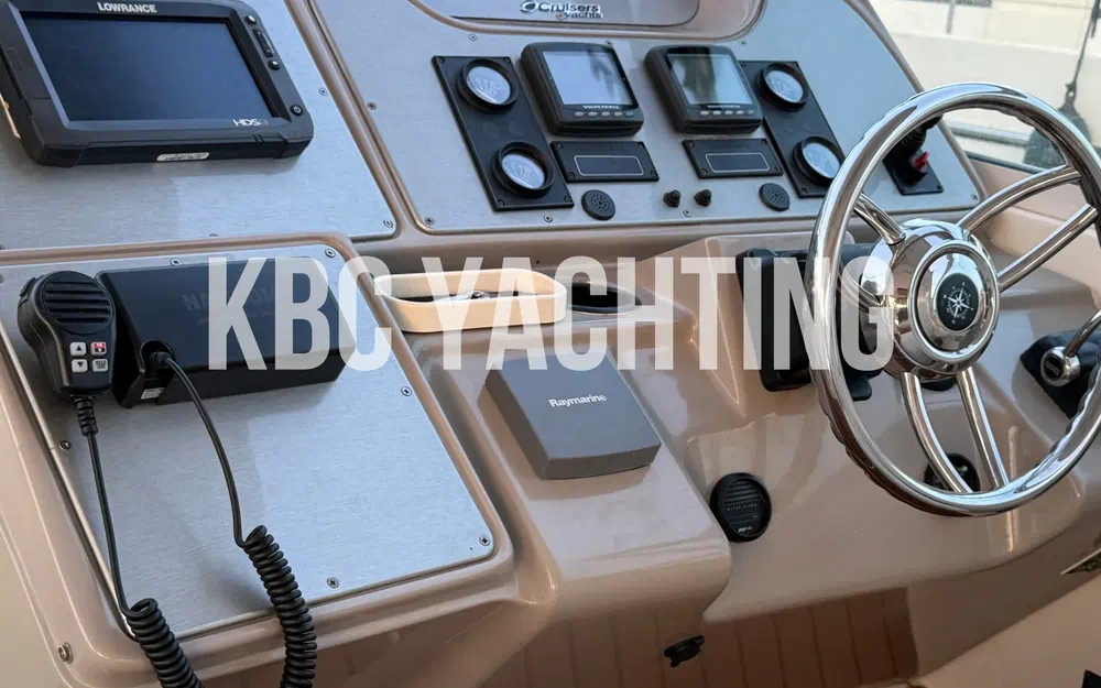slider 12 Cruisers Yachts 440 Express