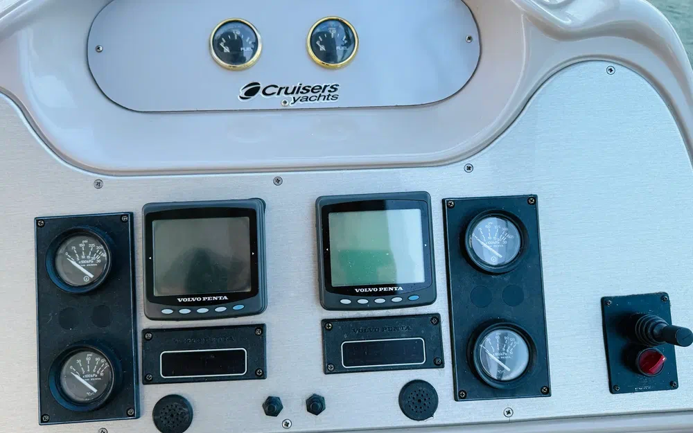 slider 13 Cruisers Yachts 440 Express