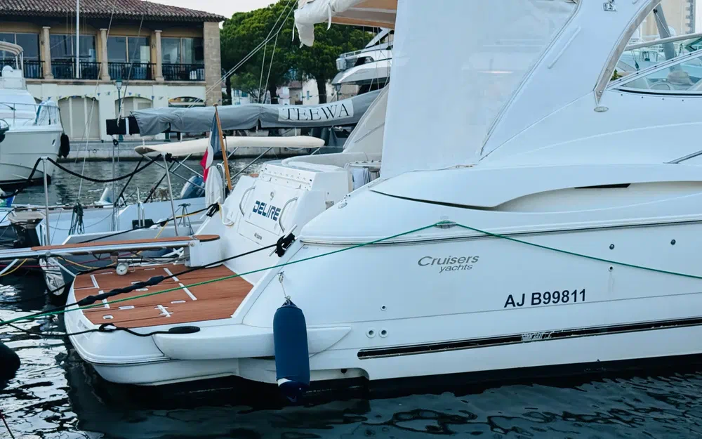 slider 8 Cruisers Yachts 440 Express
