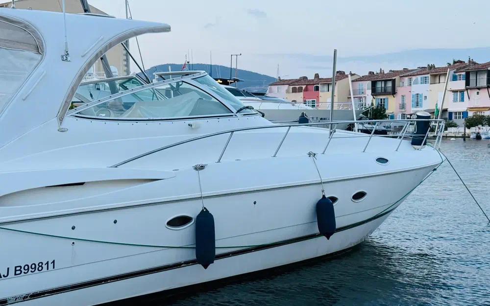 slider 1 Cruisers Yachts 440 Express
