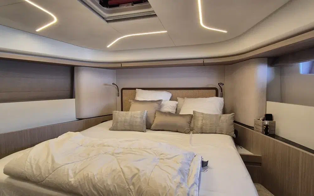 slider 8 Prestige Yachts F4.9