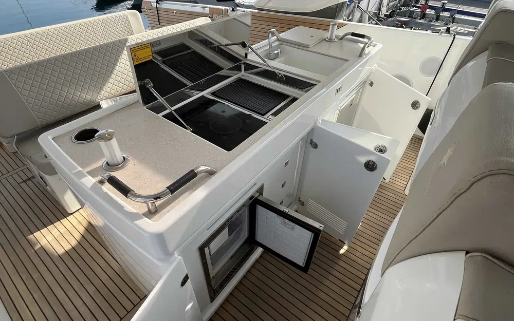 slider 11 Jeanneau DB 43