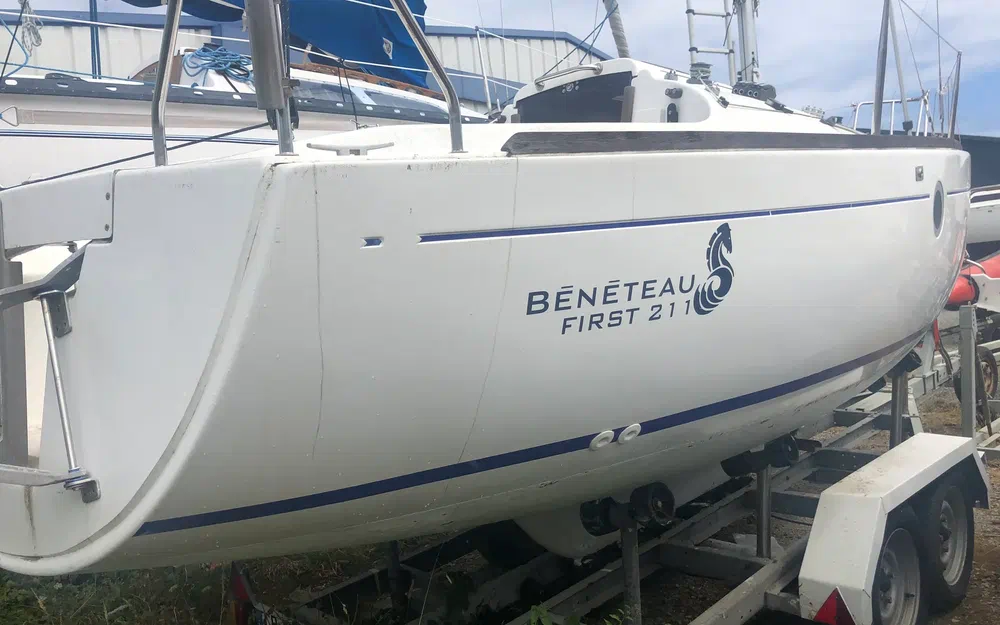 slider 1 Beneteau First 211