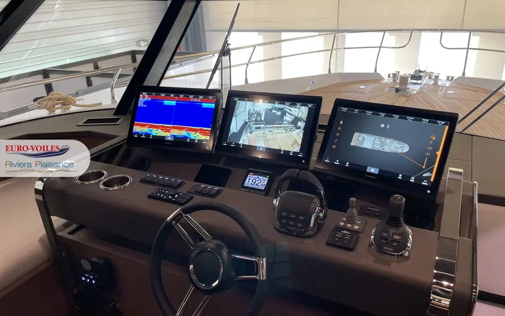 slider 10 Prestige Yachts X70