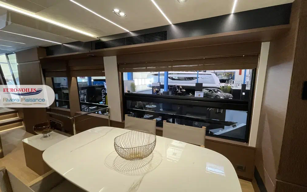 slider 4 Prestige Yachts X70