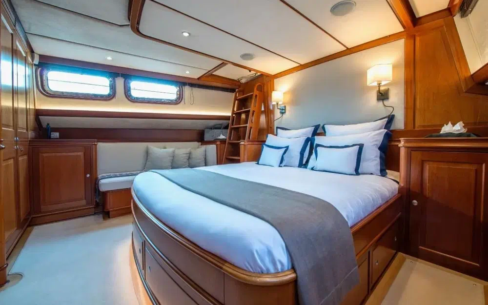 slider 9 Dutch Yacht Corto Maltese