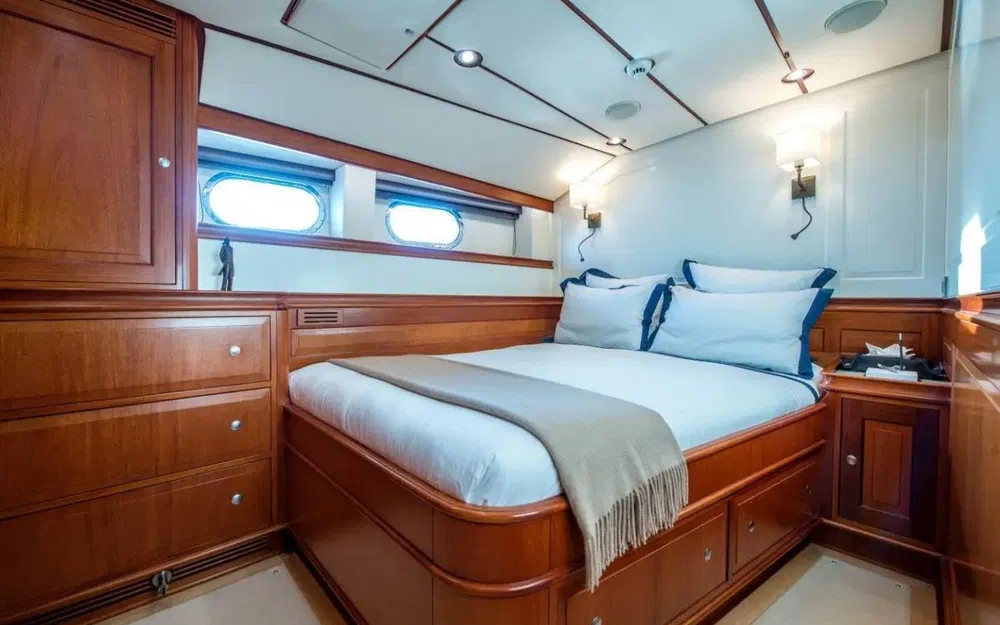 slider 11 Dutch Yacht Corto Maltese