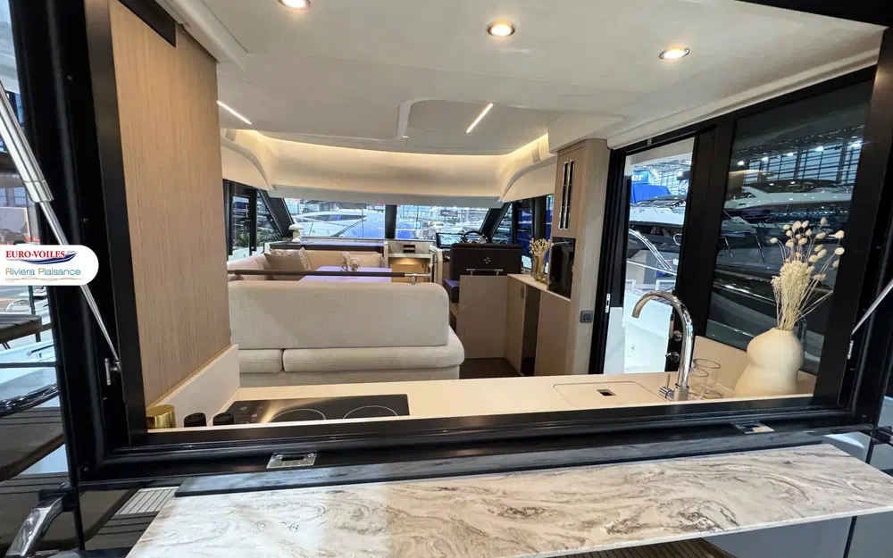 slider 8 Prestige Yachts F4.3