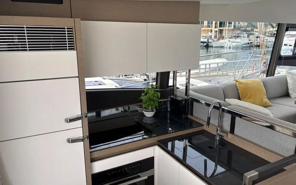 slider 9 Prestige Yachts 520 Fly