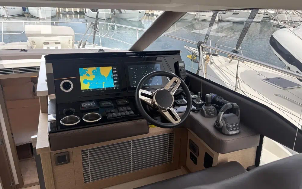 slider 10 Prestige Yachts 520 Fly