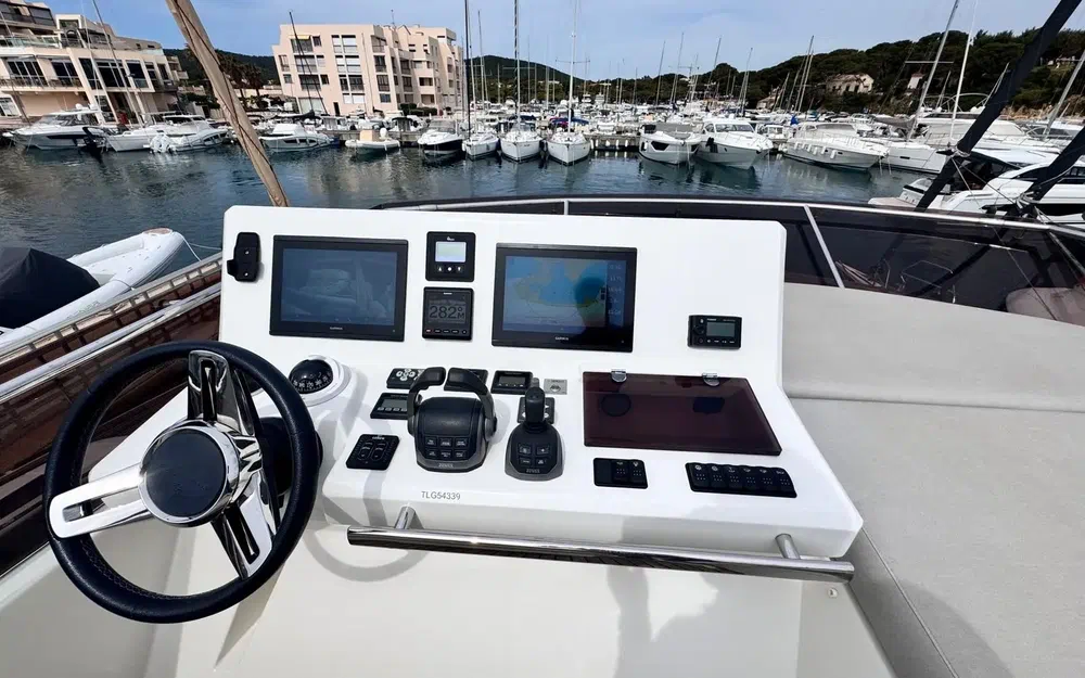 slider 18 Prestige Yachts 520 Fly