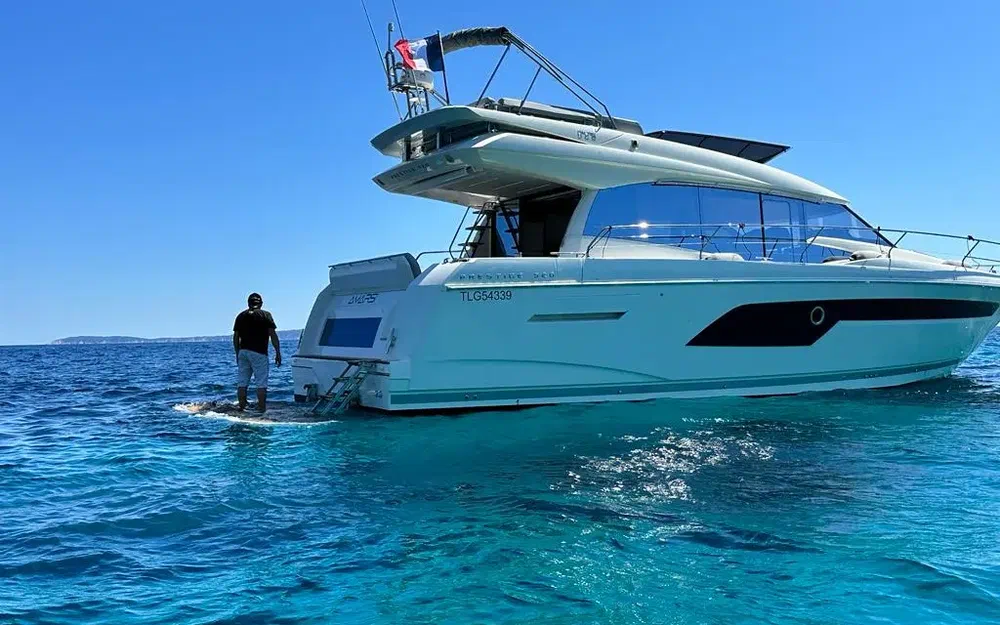 slider 1 Prestige Yachts 520 Fly