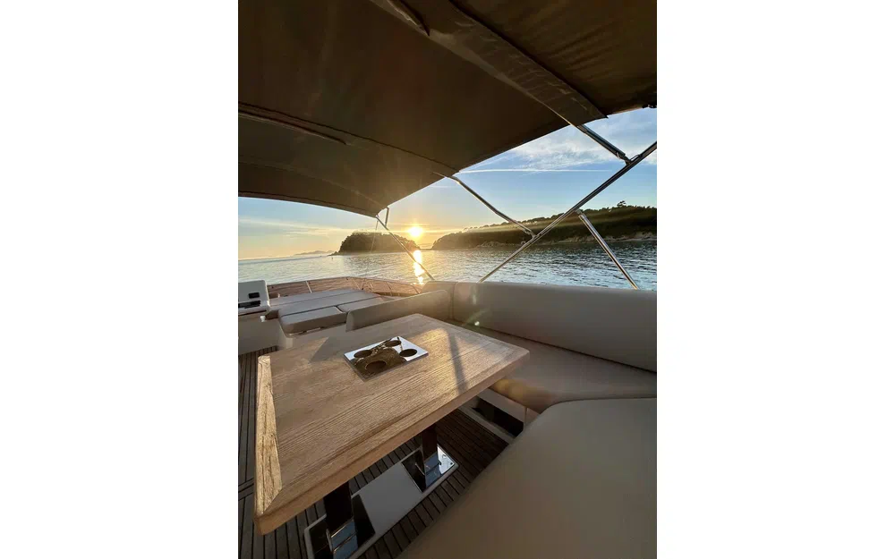 slider 4 Prestige Yachts 520 Fly