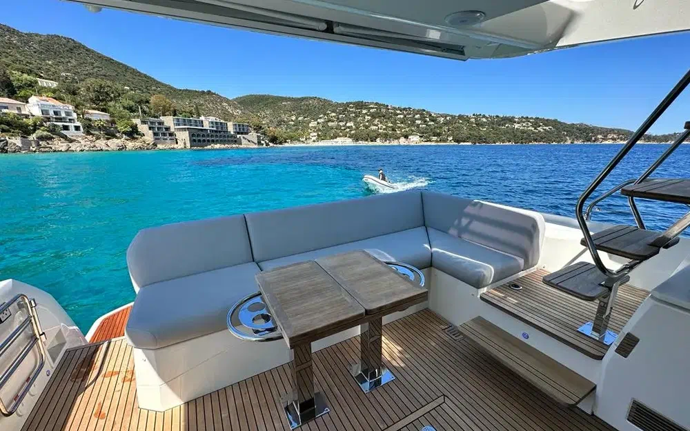 slider 6 Prestige Yachts 520 Fly