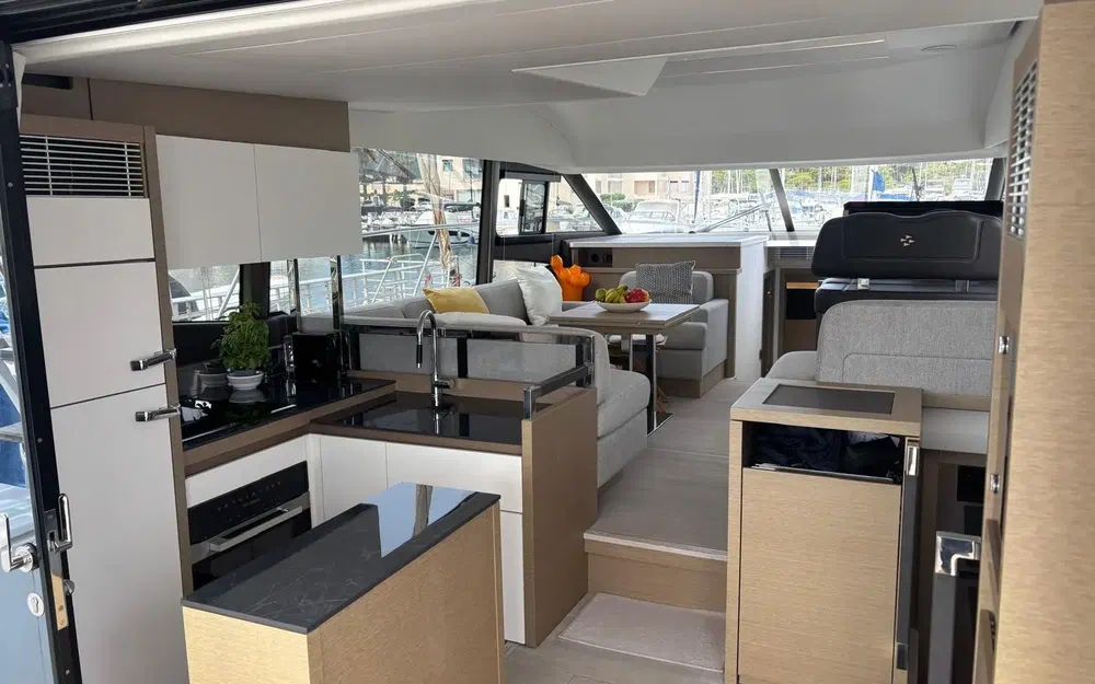 slider 7 Prestige Yachts 520 Fly