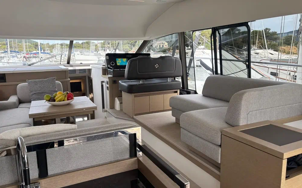 slider 8 Prestige Yachts 520 Fly