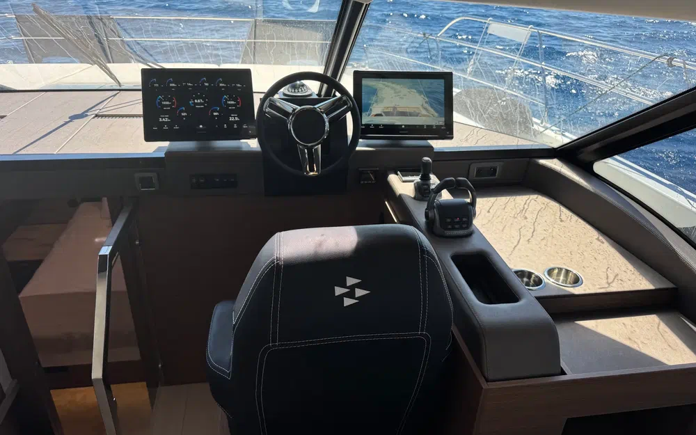 slider 8 Prestige Yachts M6