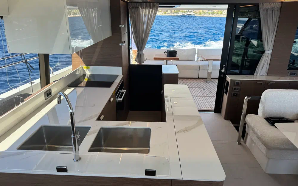 slider 9 Prestige Yachts M6