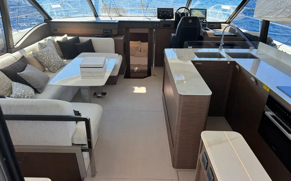 slider 10 Prestige Yachts M6