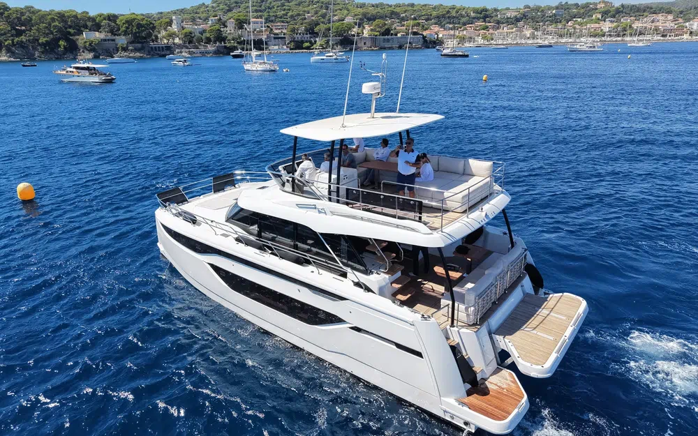 slider 0 Prestige Yachts M6