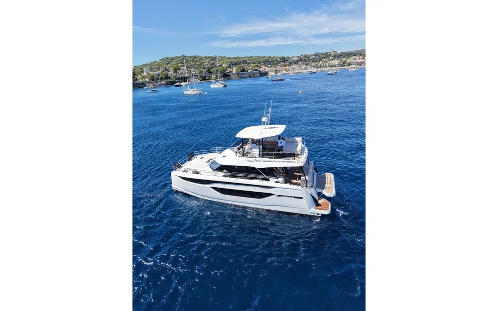 slider 1 Prestige Yachts M6