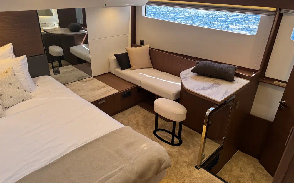 slider 5 Prestige Yachts M6