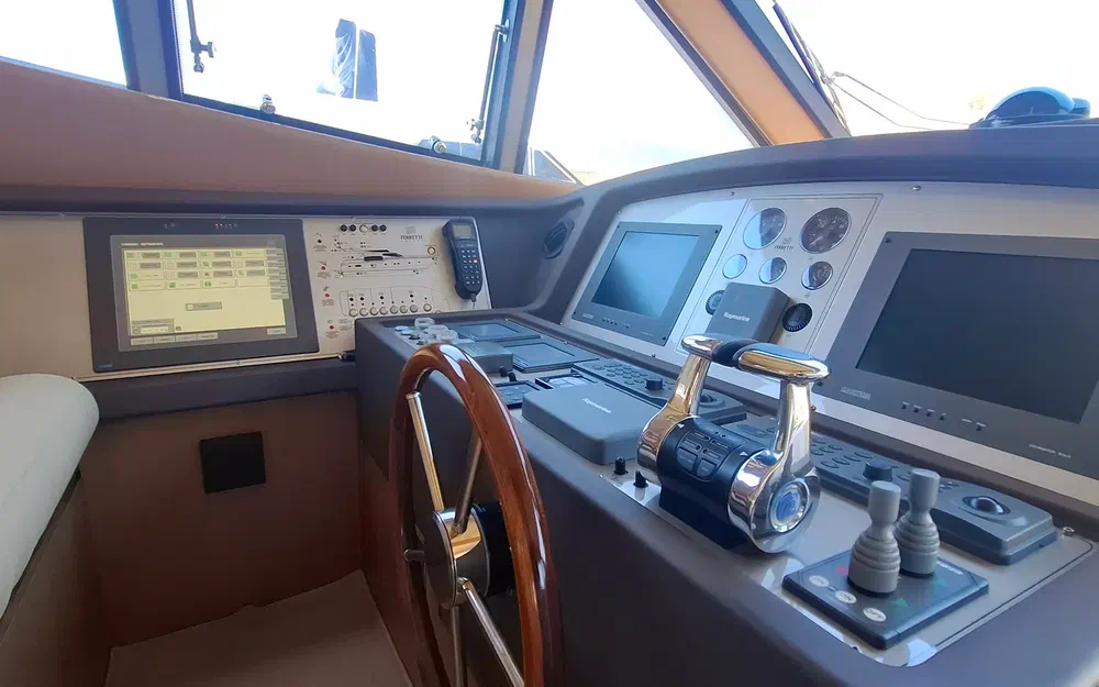 slider 27 Ferretti Altura 690