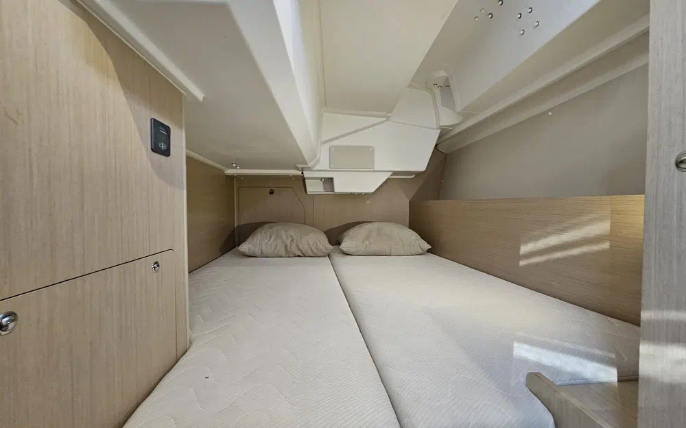 slider 1 Beneteau Oceanis 38.1