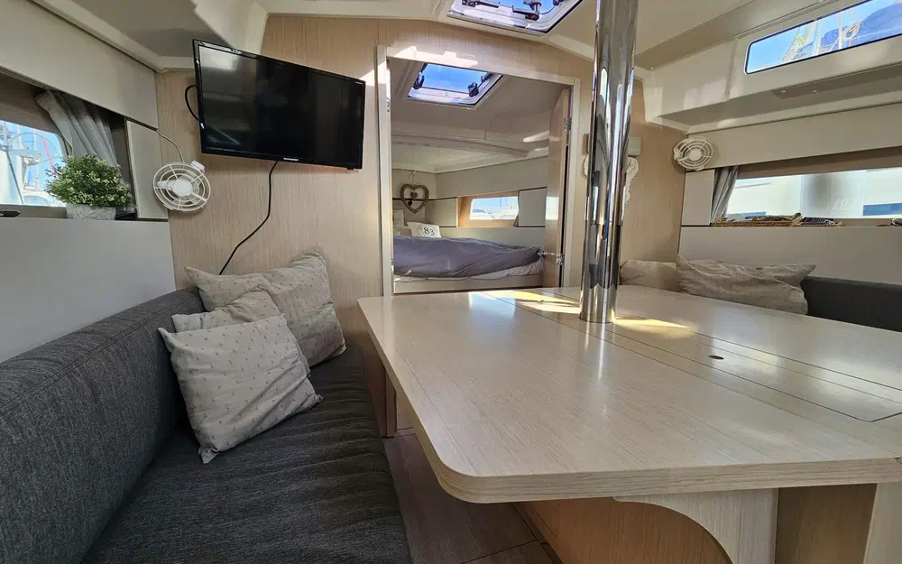 slider 2 Beneteau Oceanis 38.1