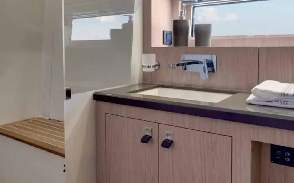 slider 16 Beneteau Oceanis Yacht 62