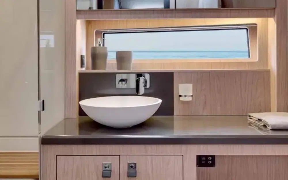 slider 17 Beneteau Oceanis Yacht 62