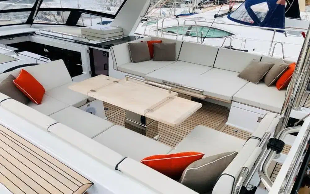 slider 1 Beneteau Oceanis Yacht 62