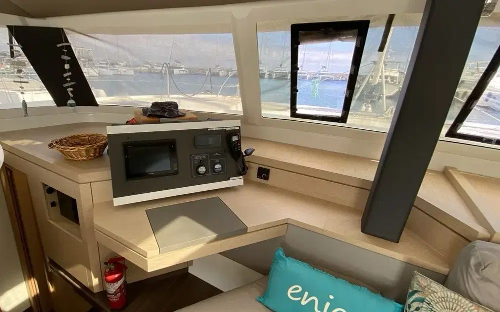slider 9 Fountaine Pajot Saona 47